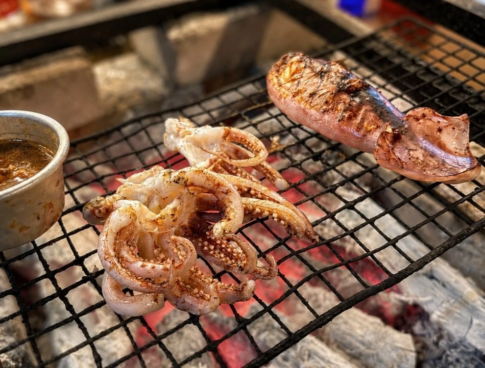 四文屋グループ 求人 刺身だけでなく、炭火でシンプルに仕上げる海鮮料理も大人気です！