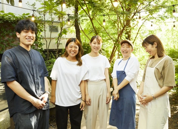 BASE LAYER HOTEL 神戸三宮／株式会社GREENING 求人 幅広い年齢層が活躍する当社では、若手も最前線で仕事ができるので、年齢や在籍年数問わずのびのび働ける好環境です！