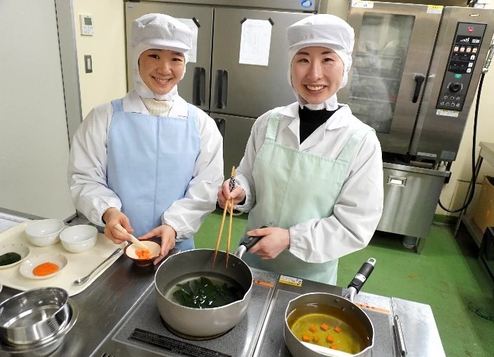 日本給食株式会社 求人 毎年フレッシュな新卒メンバーをお迎えしている当社では、会社全体で“若い力”がそれぞれの事業所で活躍中です！
