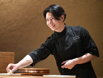 KAIグループ／大東企業株式会社 求人 下積み期間は、最短・最速で。先輩の背中を見るだけではなく、カウンターでの実践経験が、一人前の板前への近道です。
