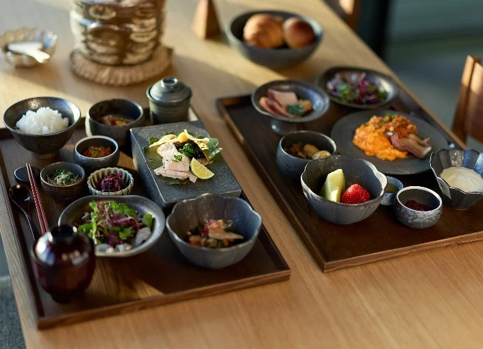 HOTEL FORK & KNIFE Miyajima（ホテル フォーク アンド ナイフ ミヤジマ）／株式会社GREENING 求人 国内外で注目を集める『薪火』を取り入れるなど、“伝統×革新”を大切に、心に深く残るひとときをお届けします。
