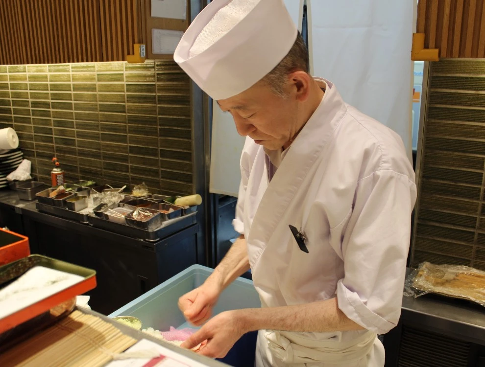 株式会社クリエイト・ダイニング 求人 AIが普及する時代、寿司や料理の技術には大きな価値が生まれます！元気な方であれば、年齢不問で大歓迎です！