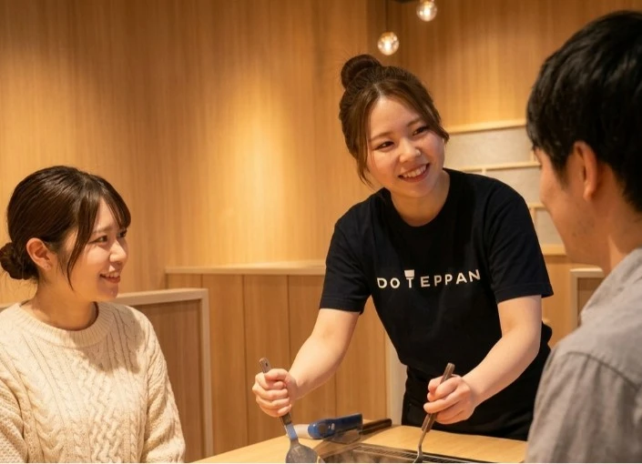 株式会社うまプロ / Umapro Inc. 求人 東京下町の味を守る特製出汁のもんじゃと鉄板焼き。モダンな空間で5感を響かせる「うまいっ！」を世界へ届けるブランド。