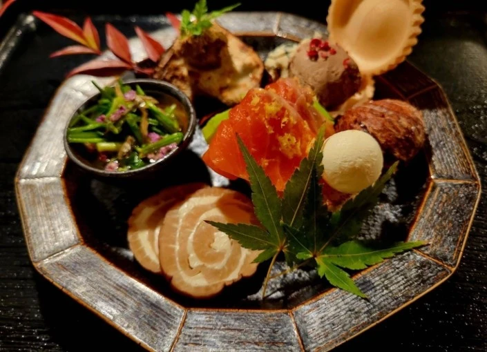 むろまち鳥や 求人 焼鳥だけでなく、一品料理にも力をいれている当店。調理の基本も学び、経験を積むことができます。