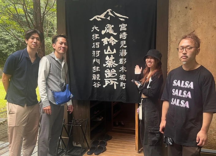 「瀬文」「瀬文二五」／株式会社セブンファイブスターズ 求人 社内研修で宮崎の蔵元へ！定期的な研修を通して知識や技術を磨き、スタッフ間の交流も深めています。