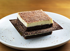 株式会社ロイヤル・アーツ／『WHITE GLASS COFFEE』『green bean to bar CHOCOLATE』『GREEN THUMB』『WHITE GLASS COFFEEケーキ工房』 求人 こだわり抜かれた手作業による工程で生産される各種スイーツは五感で楽しめる逸品！※世界の品評会で賞を受賞した実績有