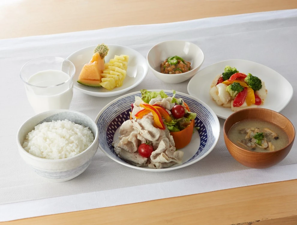 株式会社LEOC（レオック） 求人 給食・集団調理の経験をお持ちの方はもちろん、飲食店やホテルでの経験をお持ちの方も大歓迎です。