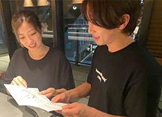株式会社KISSUI GROUP 求人 元CAやお笑い芸人など、多彩なキャリアをもつメンバーが集う会社です。
