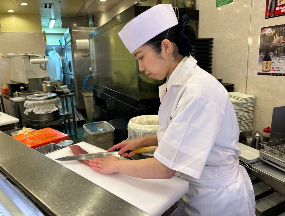 つきじ喜代村 すしざんまい／株式会社 喜代村 求人 女性料理人も活躍中！安心して働ける環境で、新たな経験を積んでいきませんか！企業系の寿司店がはじめての方も大歓迎！