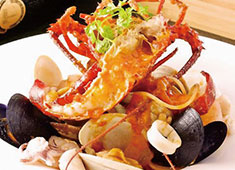 「ITALIAN KITCHEN BUONO」「CAFE IL MARE」／セントラルリバー 求人 ▲「伊勢海老のペスカトーレ」
調理だけでなく食材探しなど、多くを経験できるのも地元企業ならでは！
