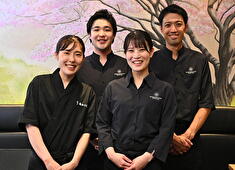 THE HANAYAMA／株式会社 花山 【海外エリア新規出店事業部】 求人 「そもそもやってることが全然老舗っぽくない…(笑)」なんて笑う社員がいるほど、自由度の高い会社なんです！