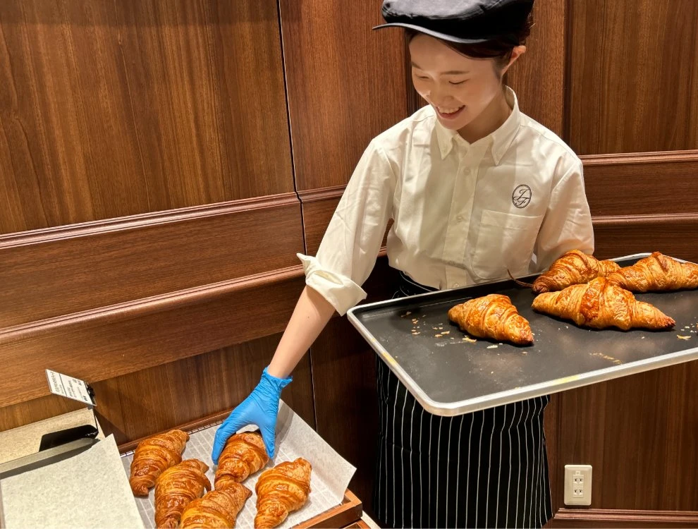 株式会社グルメブランズカンパニー 求人 笑顔でお客様にこだわりのパンとコーヒーをお届けする販売・ホールスタッフ。店舗運営にもどんどん参加してください。