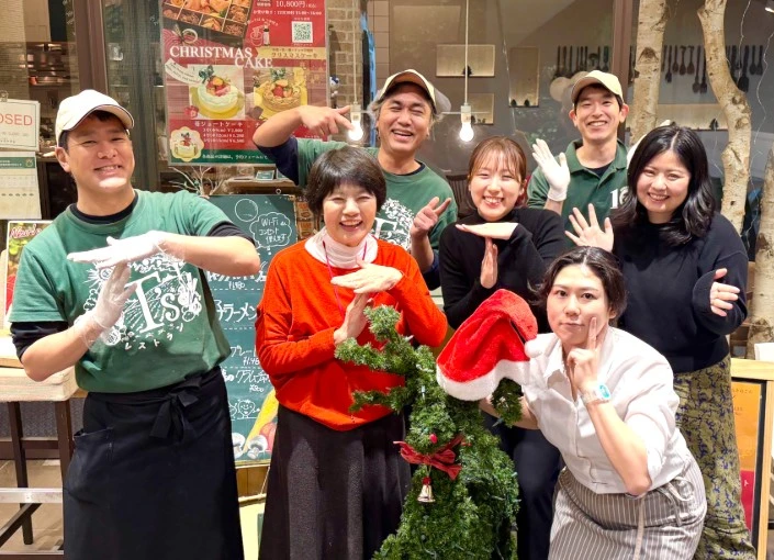 T'sレストラン（ティーズレストラン）／TOKYO-T's株式会社 求人 年齢や性別、前職経験もそれぞれ異なるメンバーが各自の強みを活かし、和気あいあいと協力しながら働いています！