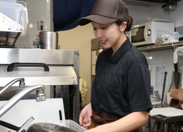 株式会社マルハンダイニング／『ごはんどき』『串カツ田中』 求人 社員の方が長く働けるよう条件面や人事制度も充実しており、離職率は5％と低い数字です。