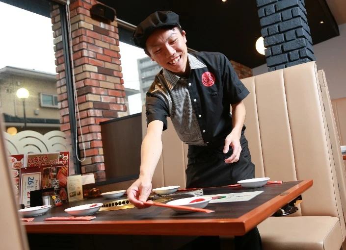 株式会社 木曽路/国産牛焼肉くいどん 求人 サービスはマニュアル重視でなく個性重視だからこそ生きた接客ができます。