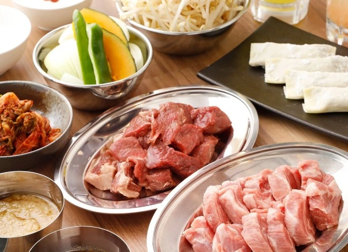 ちょっと贅沢食堂 etc.／株式会社 シーンメーカー 求人 ▲炭火焼ジンギスカンまめ吉
「世界一美味しい」と評価の高いアイスランド産のラム肉を使用した炭火焼のジンギスカン！