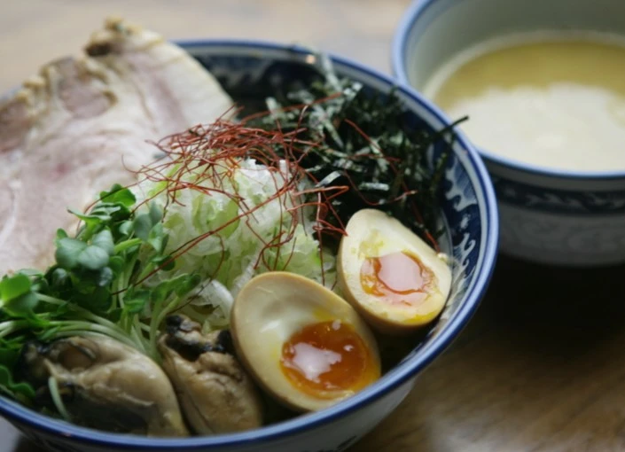 ちょっと贅沢食堂 etc.／株式会社 シーンメーカー 求人 ▲麺や 佐市
体に安心な自然食材のみで化学調味料を使ったラーメンを凌ぐ美味しさを実現した佐市の無化調・牡蠣ラーメン！