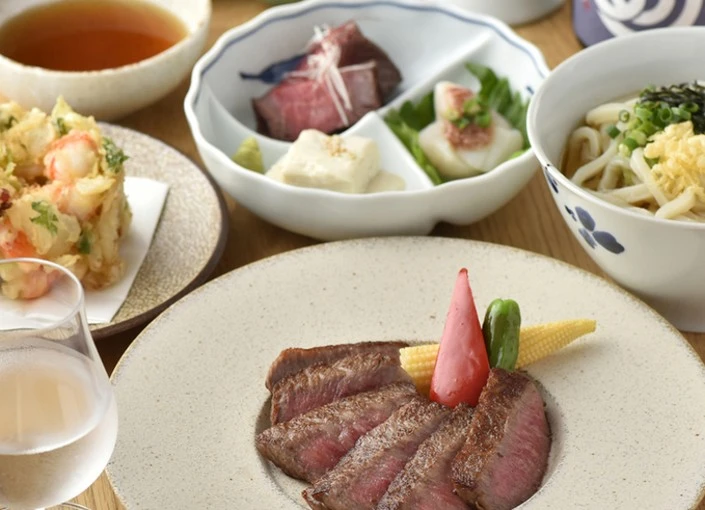 ちょっと贅沢食堂 etc.／株式会社 シーンメーカー 求人 ▲分け讃岐うどん あ季 時譚
讃岐の製麺所直送のコシの強い讃岐うどんに3種の削り節とあご・昆布でとる香り高いダシは絶品！