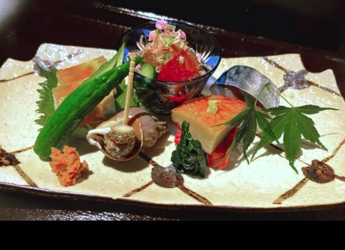 地酒万流 酒道 野崎屋／有限会社ノブフードデザイン【地酒道楽グループ】 求人 出来合いの料理を並べるだけ…なんてことはなく、一つひとつの工程からしっかりと料理に向き合い、妥協のない品を提供中！