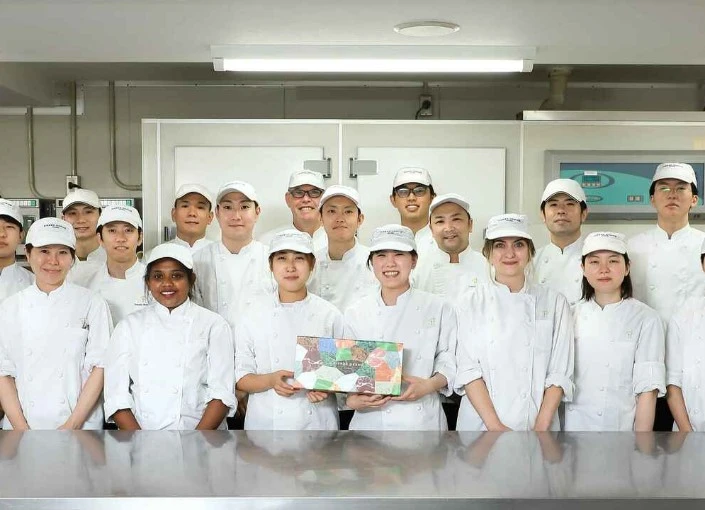 PIERRE HERMÉ PARIS アトリエ ド 東京／PH PARIS JAPON株式会社 求人 お互いに助け合いながら日々の営業を行う、笑顔で溢れたアトリエです！