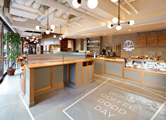 株式会社ロイヤル・アーツ／『WHITE GLASS COFFEE』『green bean to bar CHOCOLATE』『GREEN THUMB』『WHITE GLASS COFFEEケーキ工房』 求人 開放的な雰囲気の中、スタッフも自然に笑顔になれる…そんな空気感を大切に営業しています。