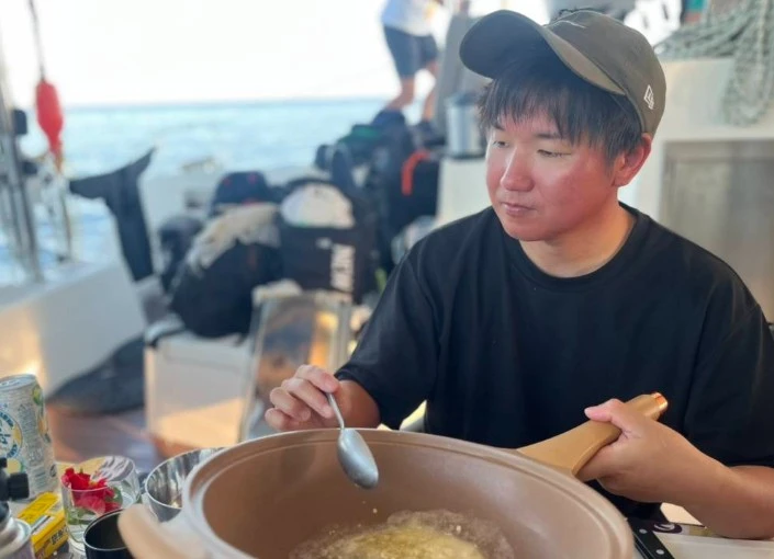江ノ島小屋 求人 35歳の料理長。先月沖縄での社員研修の一コマ。
見てください、この日焼け具合。
たのしんでますね～～！