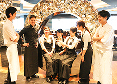 株式会社テン・スターズ・ダイニング 求人 若くても活躍できる環境です。未経験から参加したい方も大歓迎。魅せる仕事ができるエンターテナーになろう！