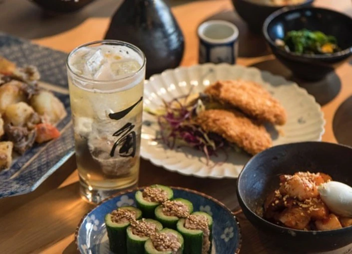『STORY CAFE』『STORY TABLE』『一角 HIBIYA CENTRAL MARKET』etc.／株式会社有隣堂 求人 和食・居酒屋などの経験をお持ちの方も歓迎！ひと手間加えた料理をズラリと揃えお客様をお迎えしています。（写真は一角）