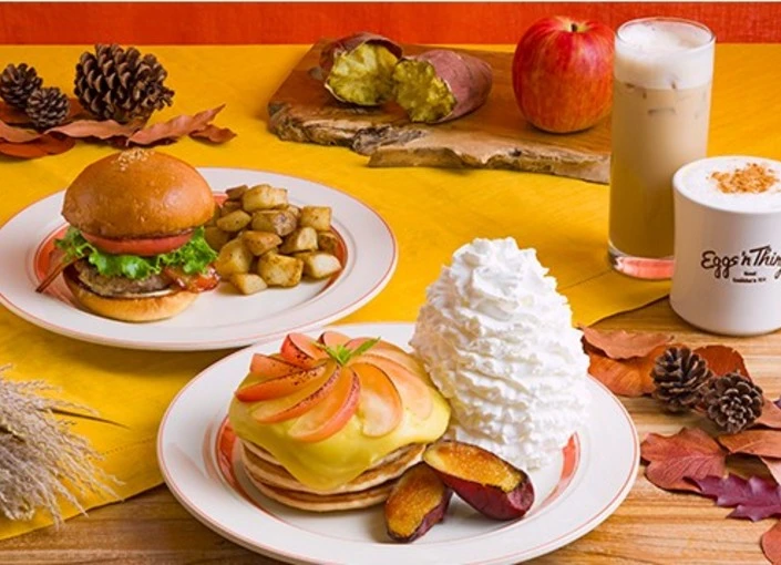 『Eggs ’n Things』『CHOPPED SALAD DAY』etc.／EGGS 'N THINGS JAPAN株式会社（エッグスンシングスジャパン） 求人 季節に応じた新メニューも提供しているから、スタッフも四季の移り変わりを楽しみながら働ける職場です！