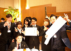 株式会社KUURAKU GROUP 求人 ▲年に数回全スタッフが集まるイベントを全店休業にして開催！イベントを通じてスタッフ同士の絆も深まります！