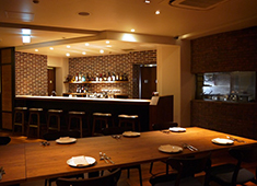 「WAKANUI GRILL DINING■BAR■TOKYO」・「WAKANUI LAMB CHOP■BAR■JUBAN」／アンズコフーズ株式会社 求人 「WAKANUI LAMB CHOP■BAR■JUBAN」の店内。お一人様にもご来店いただけるカジュアルレストラン