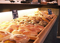 「R Baker」「THE GROUNDS BAKER」／【イートアンド株式会社】カフェ・ベーカリーグループ　EAT＆Co.（東証一部上場） 求人 ▲あなたならどんなパンを作りますか？自由度の高いブランドで、あなたの「作りたい！ヤリタイ！」を形にしませんか？