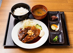 みんなの食卓 たから食堂／株式会社ハートリッチ 求人 当店一番人気のトンテキ定食！調理経験を活かした、メニュー提案なども大歓迎です！