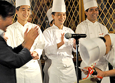 株式会社ダイナック(サントリーグループ・東証2部上場企業) 求人 毎年開催されるメニューグランプリ。料理人として表現できる場所がたくさんあります。