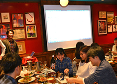 株式会社ダイナック(サントリーグループ・東証2部上場企業) 求人 ワイン勉強会の風景。食事をしながら和やかな雰囲気で行っています。