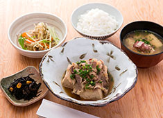 株式会社 四季の台所 求人 なかよしの定番メニュー「肉豆腐定食」。小鉢ひとつまで、丁寧に手作りしています。