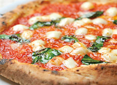 Pizzeria Campanile（カンパニーレ）シャポー船橋店/株式会社 トータルウェル※新店開発準備室 求人 「山宮かまど工業所」の窯で焼き上げる表面はパリッと中はもっちりとした食感が魅力の本格ナポリピッツァ。