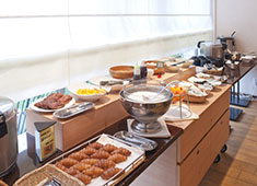 ハートンホテル東品川／ハートンホテルサービス株式会社 求人 朝食は和洋食のビュッフェ。朝食に関しては、スタッフの負担を軽減するオペレーションを組んでします。