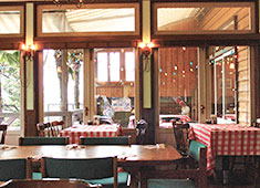 Byrd's Grill&Bar（バーズグリルアンドバー）／Troubadour（トルバドール）／BUBBLE OVER（バブルオーバー） 求人 BUBBLE OVER店内。

吹き抜けるような開放的な店内は、働きやすさも◎