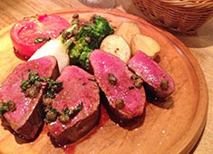TRATTORIA 2colori（ドゥエコローリ） ／+ebi-ro （エビイロ）／+ruli-ro（ルリイロ） 求人 ▲両店ともにオープンキッチン！お客様のすぐそばで調理ができるので、面白さやヤリガイも抜群です！