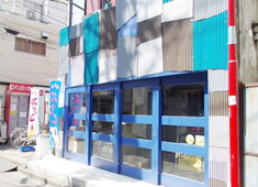 びあマ＋びあマBAR／株式会社 谷口 求人 カラフルなトタンと店内が見渡せる大きなガラス戸が、気軽にお客様の入りやすい雰囲気を作っています。