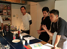 株式会社夢屋 求人 《新店舗メニュー試作風景》
真剣な表情のシェフと各統括の社員達。