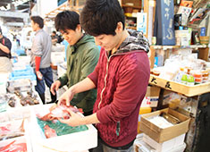 株式会社ザガット 求人 希望者は副社長と共に築地の仕入れに参加することができます。仕入れに参加したメンバーは築地仕入手当も別途支給します。