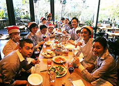 KNOCK CUCINA BUONA ITALIANA(ノック クッチーナ ボーナ イタリアーナ)／株式会社マザーレストランツ 求人 ▲歓迎会やお店の周年記念・クリスマスなどにはお店でまかないPartyも行っています！
