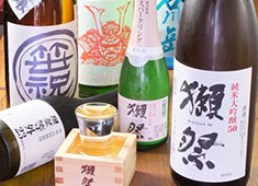 株式会社 弥平 －yahei－ 求人 ▲気取らず美味しいお酒と美味しい料理が楽しめる“弥平”は、お客様もスタッフも笑顔が溢れています！