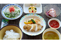 株式会社LEOC（レオック） 求人 【病院】
美味しさと栄養バランスを考えた献立や、患者さんの身体状態や症状に応じた食事内容をカスタマイズします。