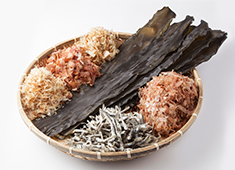 星のうどん／株式会社 カリオカ  求人 羅臼昆布と煮干しをじっくりと煮詰め、鰹節、宗田節、鯖節、ムロアジ節などでしっかりと出汁を取っています！