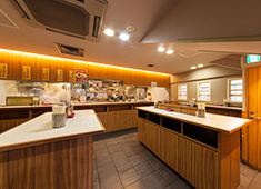 星のうどん／株式会社 カリオカ  求人 お急ぎのお客様はスタンディングで、ゆっくりと召し上がられる方にはイスもご用意しています！