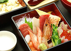 季節割烹　弥左衛門（やざえもん） 求人 肉・魚介類など、素材にはとことんこだわり、料理を提供中！