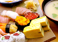 「すし処 鮨丸」「あなご 燗酒 はかりめ」／マルヤマコーポレーション 求人 魚通も唸る希少素材も集まります。
